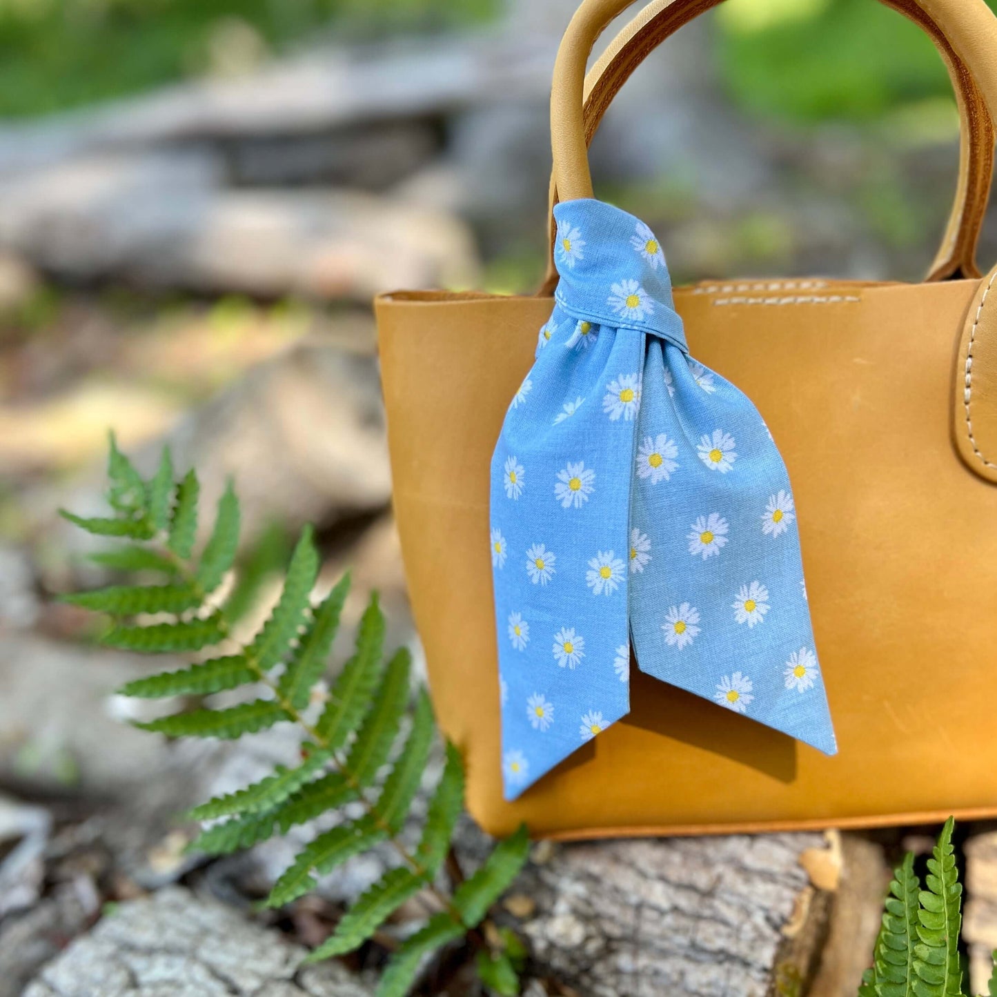 Purse Scarf - Blue and White Daisy Floral ScarfA little pop of color for your purse, handbag or tote. Floral cotton purse scarf will give your bag or tote an instant update. Tie it in a bow or a simple knot. Looks great with tassels or other bag charms. M